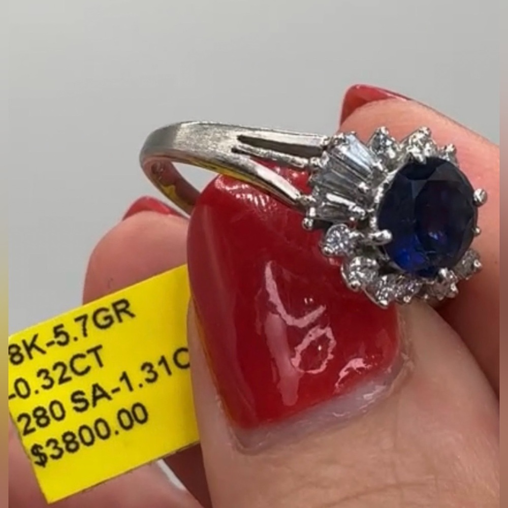 18k (5.7gams) Natural Sapphire (1.3ct) and Diamond (.32ct) Estate ring